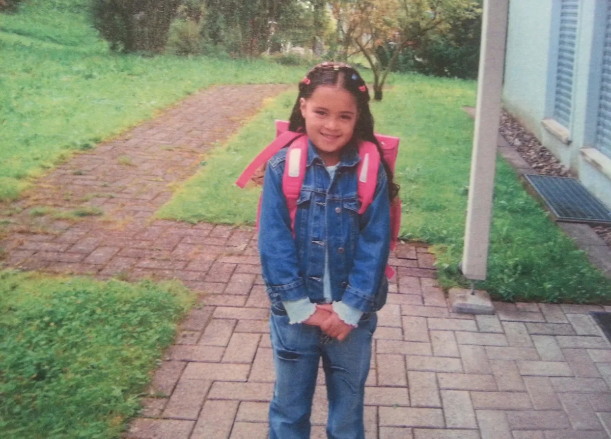 Man sieht alte, abfotografierte Kinderfotos von Oberländer Persönlichkeiten.